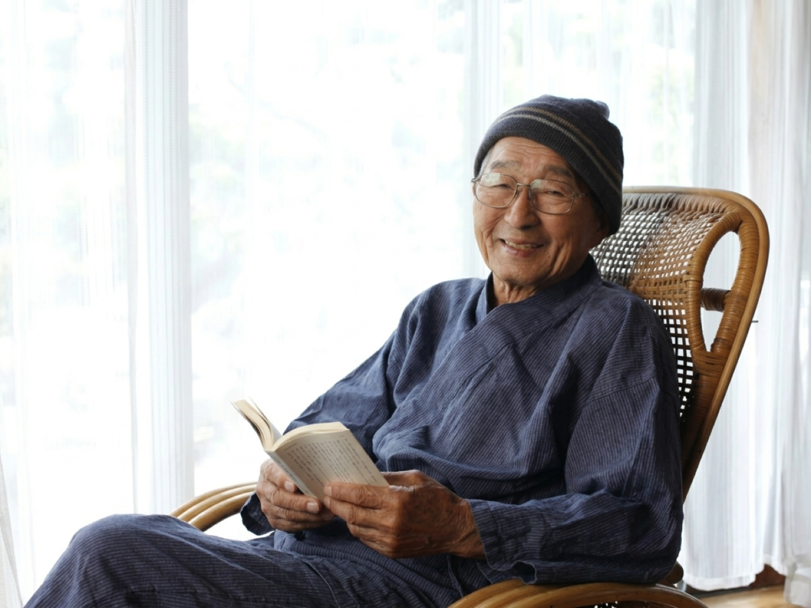 椅子で読書する高齢の人